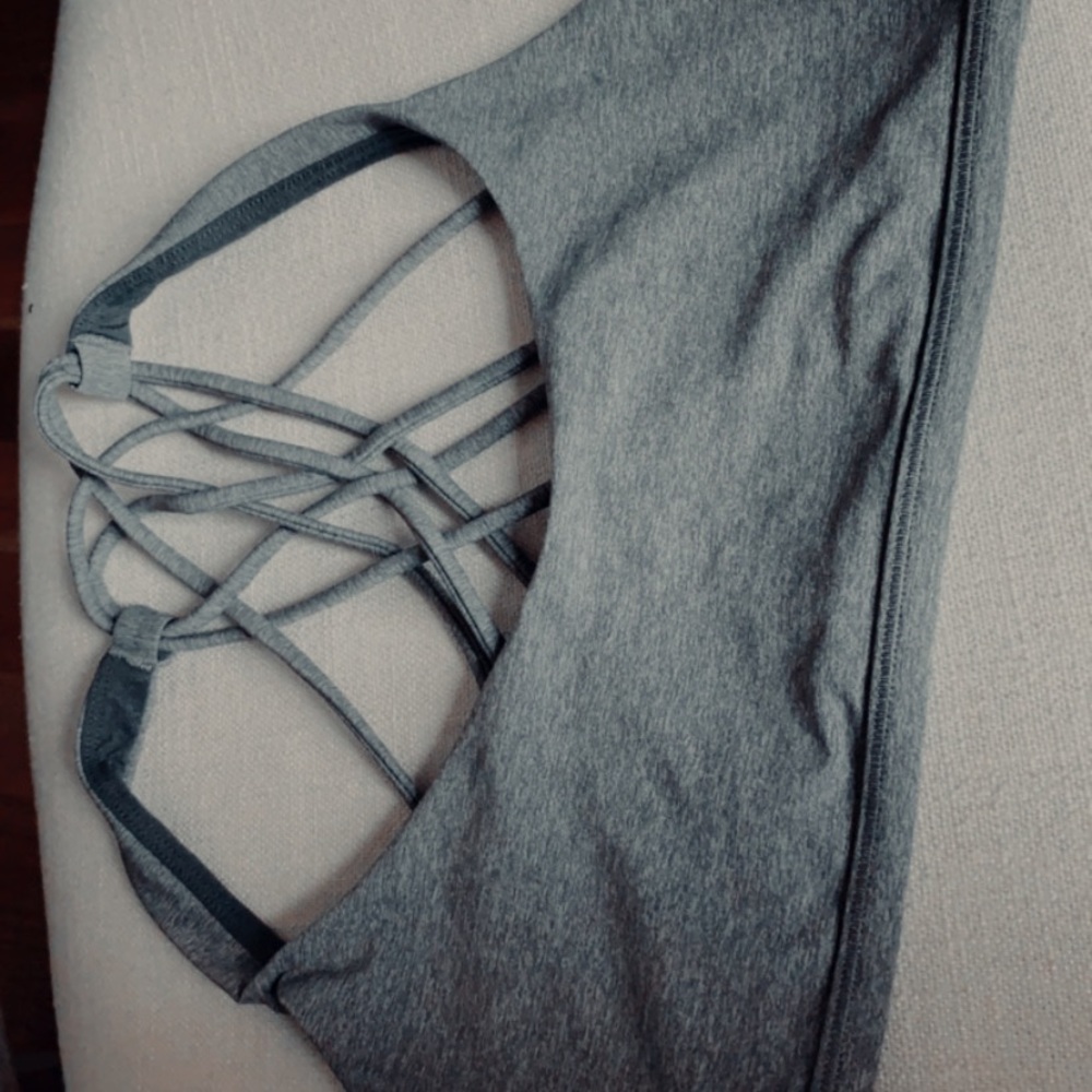Lululemon Free to be Wild | size 6 | Grey